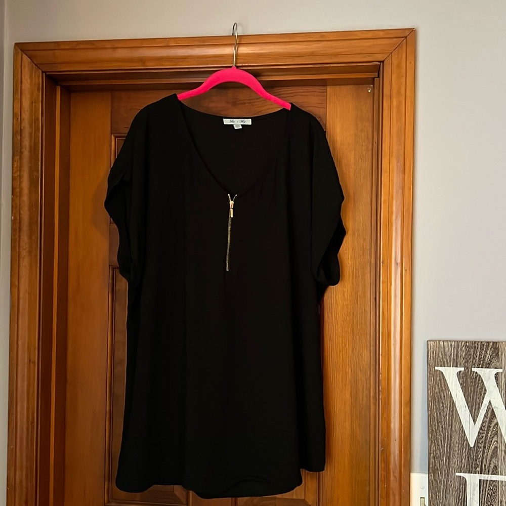 Beautiful black zipper front top!